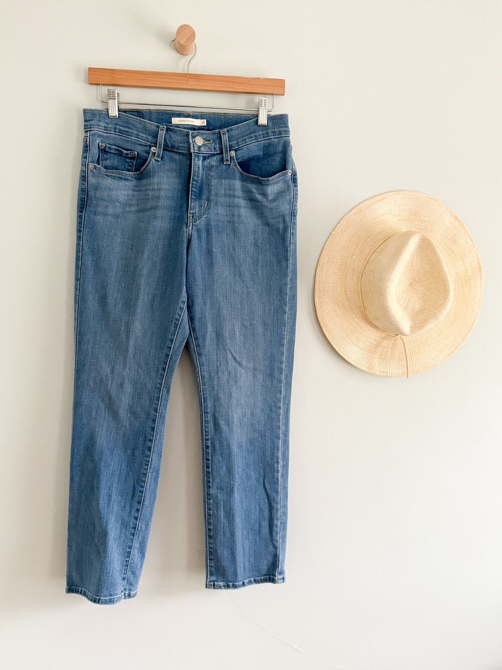 Levi's | Classic Straight Fit Women's Jeans in Medium/Light Wash | Sz 6